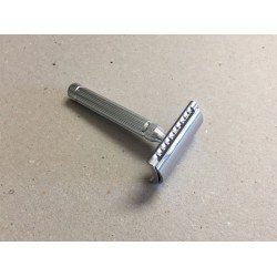 Rasoir de sureté Fatip  "Il Piccolo. Chrome". Rasoir à peigne fermé.