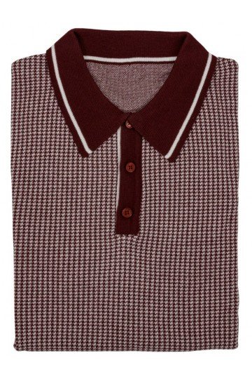 Polo Relco London en maille tricot Jacquard . Bordeaux et Blanc. En gros plan.