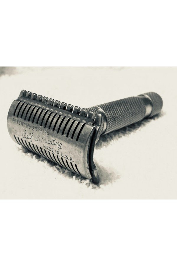 rasoir "Grand Shave King ". Photo tirée du blog "Old School Shaver"