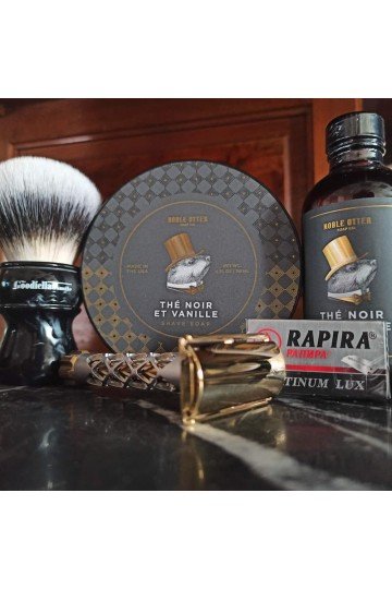 Savon de rasage  Noble Otter "Thé Noir et Vanille" + après-rasage. Blaireau The Goodfellas Smile "The Deep". Rasoir "Valynor".