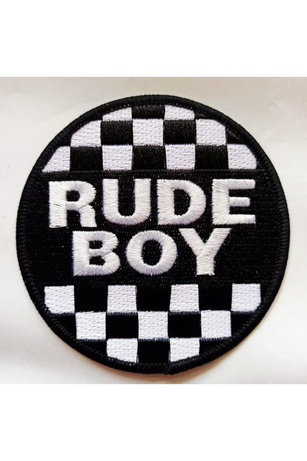 Patch lettrage "Rudeboy" sur damier noir et blanc.