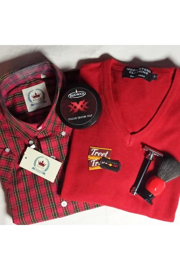 pull rouge moonstomp clothing + chemise rouge relco + savon à raser razorock + rasoir muhle R89 + blaireau Amici Razorock.