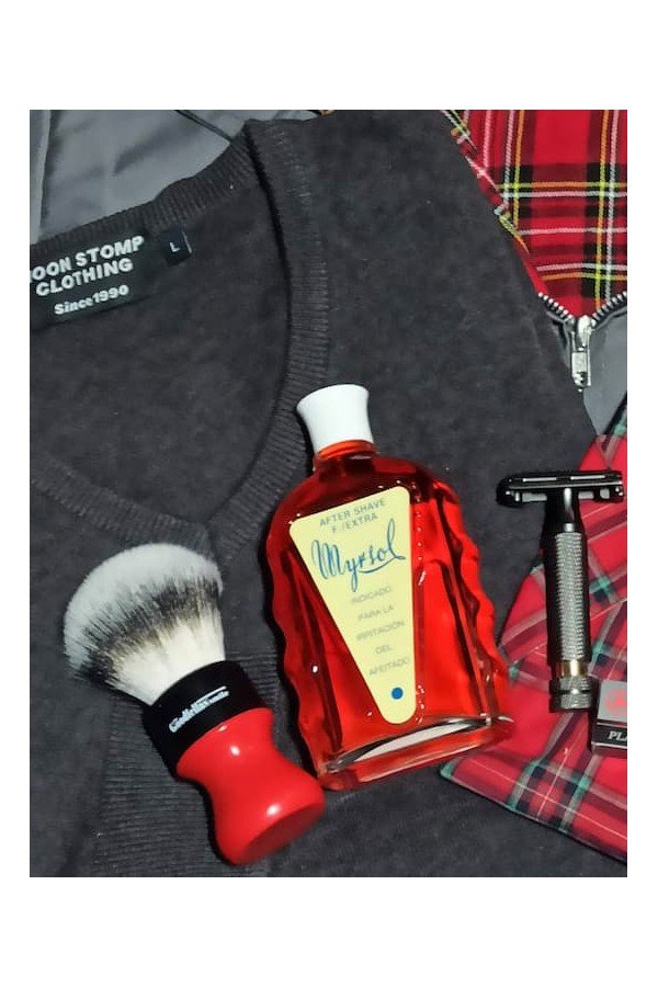 pull gris Moonstomp Clothing + chemise rouge Relco + rasoir Muhle + blaireau à raser Amici The Goodfellas Smile.