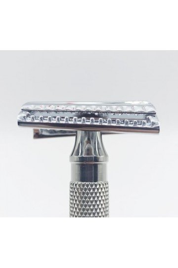 Rasoir de sûreté razorock German 37 slant , gros plan sur la tête inclinée