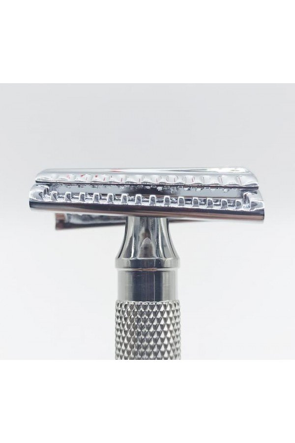 Rasoir de sûreté razorock German 37 slant , gros plan sur la tête inclinée