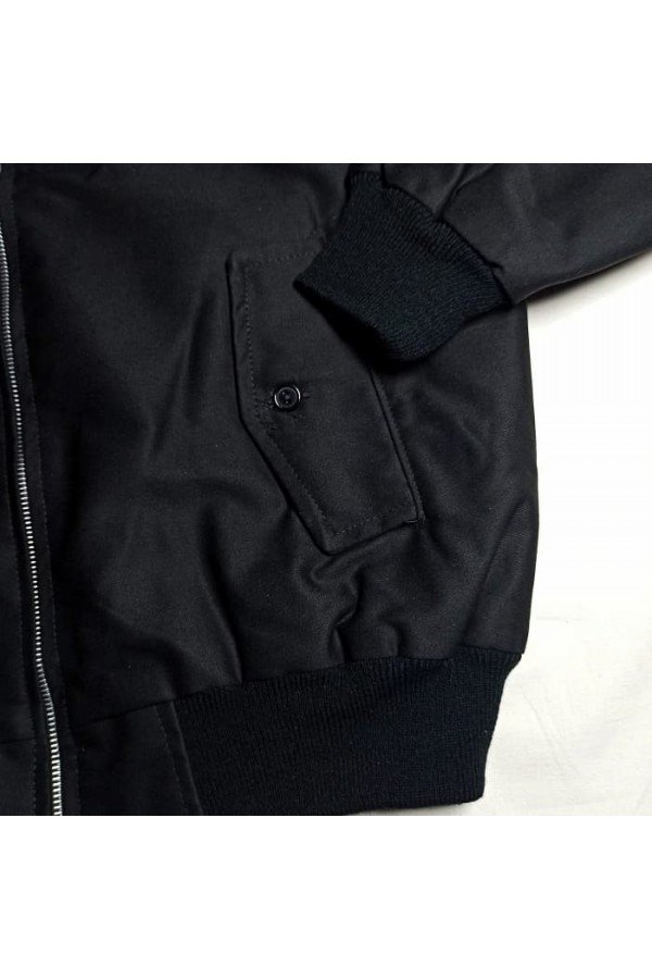 Blouson Harrington , noir, poche sur le devant. Bordure élastique au bas du blouson et bord des poignets.