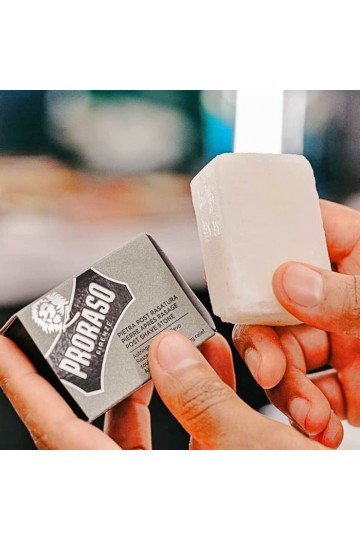 Pierre d'Alun Proraso dans les mains de l'utilisateur.