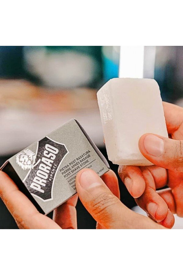 Pierre d'Alun Proraso dans les mains de l'utilisateur.