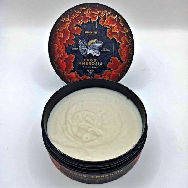 Savon à raser Noble Otter "Eros Ambrosia" . pot ouvert, gros plan sur  le savon à l'intérieur du pot.