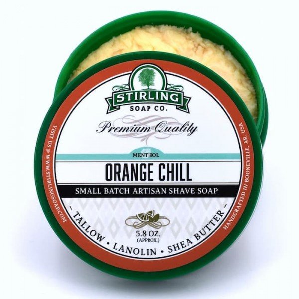 Savon de rasage Stirling " Orange Chill". pot ouvert sur savon crémeux