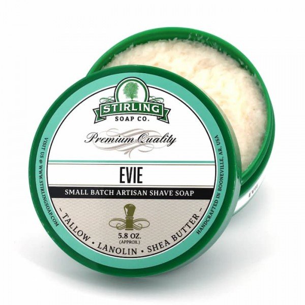 Savon de rasage Stirling "Evie" au parfum floral et fruité sur une mousse dense et crémeuse pour un rasage sans irritation.