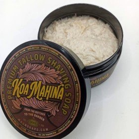 Texture savon à raser Koa Mahina . Mousse dense, suif et beurres végétaux, rasage blaireau.