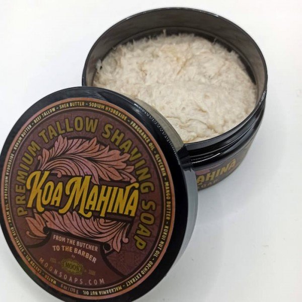 Texture savon à raser Koa Mahina . Mousse dense, suif et beurres végétaux, rasage blaireau.