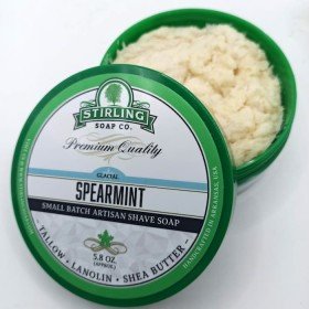 Texture crémeuse du savon à raser Stirling Glacial Spearmint, idéale pour une mousse dense et protectrice.