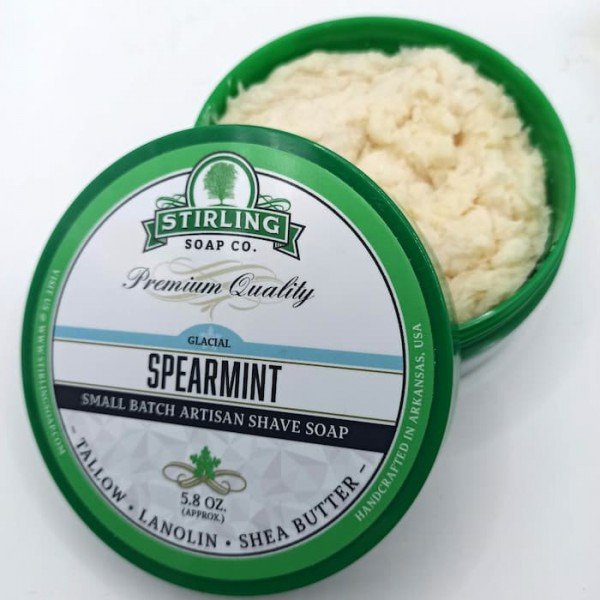 Texture crémeuse du savon à raser Stirling Glacial Spearmint, idéale pour une mousse dense et protectrice.