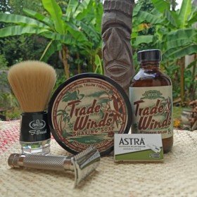 Savon de rasage Moon Soaps "Trade Winds" et parès-rasage. Blaireau Omega S-brush, rasoir de sureté Razorock "old Type".