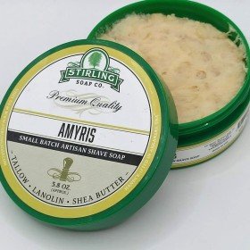 Texture crémeuse du savon Stirling Amyris pour un rasage en douceur .