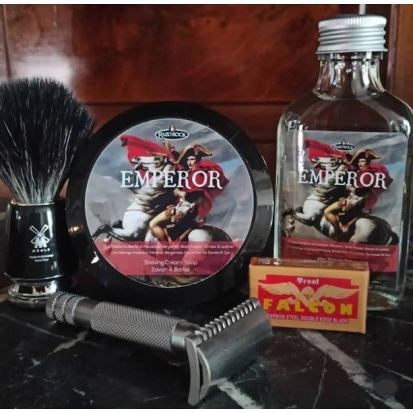 Après-rasage Razorock "Emperor" + savon à raser Razorock "Emperor + Rasoir Merkur "33 C" peigne fermé.