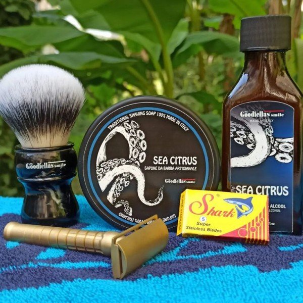 Lotion rasage Goodfellas Smile "Sea Citrus" + savon à raser Goodfellas Smile "Sea Citrus" + rasoir Goodfellas Smile "Bayonetta".