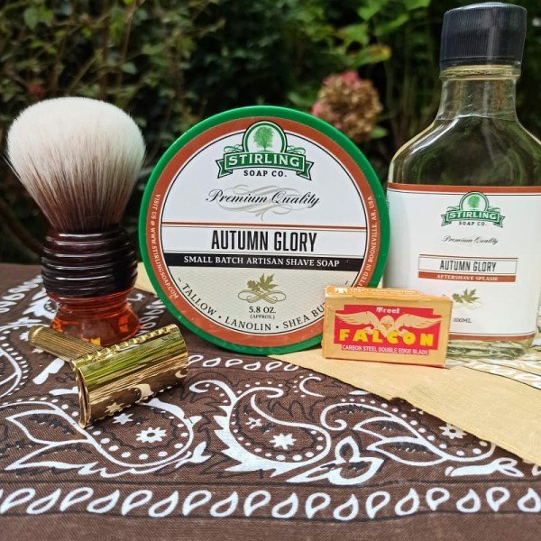 Set de rasage : Savon et après-rasage Stirling "Autum Glory", Blaireau Razorock "Mokasoft Hive", rasoir Fatip Piccolo .
