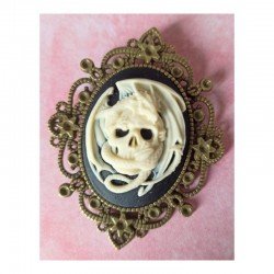 Broche camée retro vintage skull et dragon couleur ivoire.