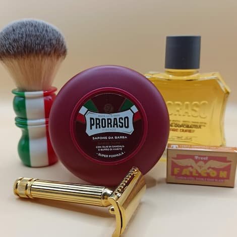 Un kit de rasage traditionnel comprenant blaireau, savon à raser, rasoir de sureté,  boite de lames et  flacon après-rasage